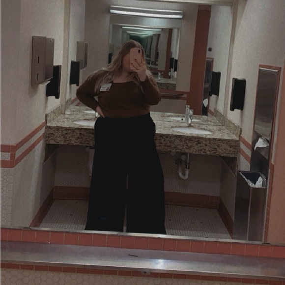 Meet your Posher, Elizabeth!! - Picture 2 of 9